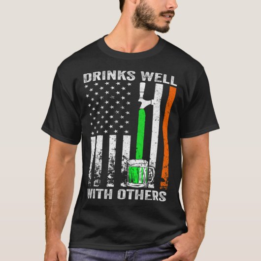 American Flag St Patrick s Day Beer Drinks Well Wi Tシャツ (正面)