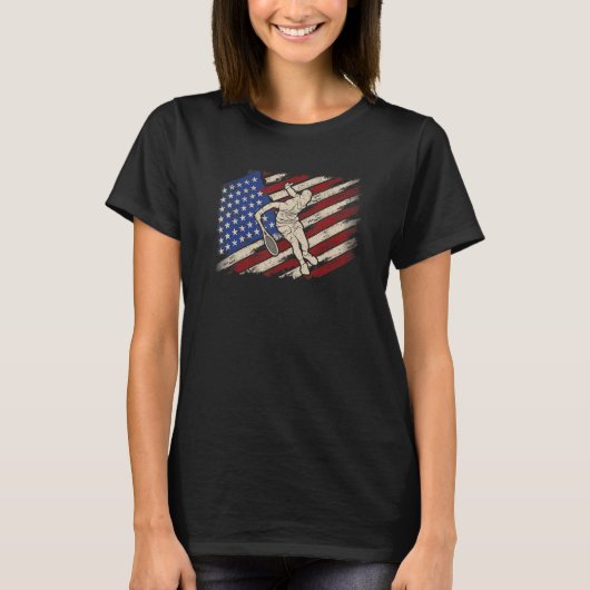 American Flag Tennis Player Funny US Sports Lover  Tシャツ (正面)