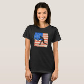 American Flag Tennis Player Funny US Sports Lover  Tシャツ (正面フル)