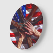 American Flag with hands from various Americans ラージ壁時計 (傾斜)