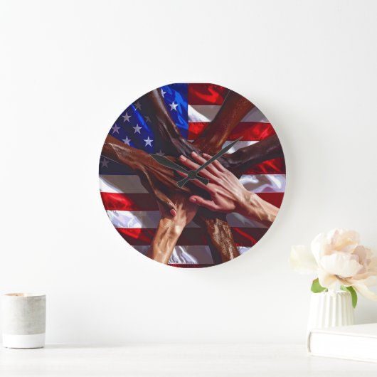 American Flag with hands from various Americans ラージ壁時計 (ホーム)