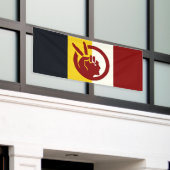 American Indian Movement flag 横断幕 (ビルの外側)