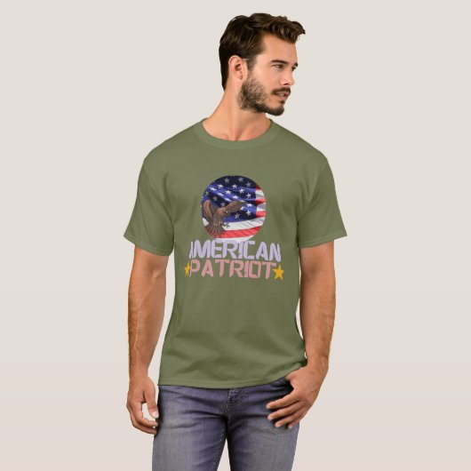 American Patriot – Bold Independence Day Gift  Tシャツ (正面フル)