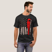 American Plumber Flag Patriotic Plumbing Wrench Pi Tシャツ (正面フル)