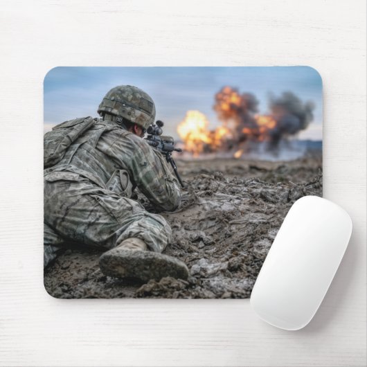American Soldier Aiming a Rifle マウスパッド (マウス)