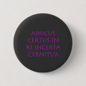 Amicus certus in re incernitur 缶バッジ (正面)