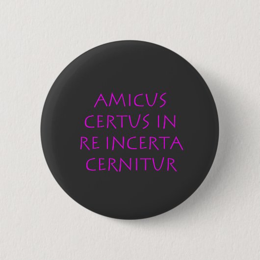Amicus certus in re incernitur 缶バッジ (正面)