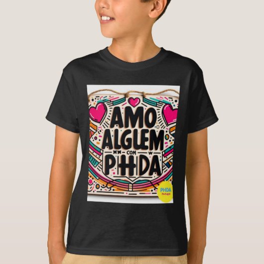 Amo AlguEm Com Phda私はAdhdスティックを持つ人を愛する Tシャツ (正面)