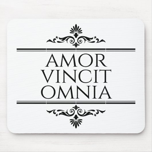 Amor Vincit Omnia Love Combers All Latin Phrases マウスパッド (正面)