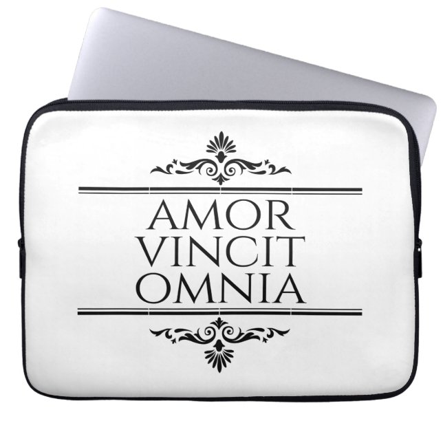 Amor Vincit Omnia Love Combers All Latin Phrases ラップトップスリーブ (正面)