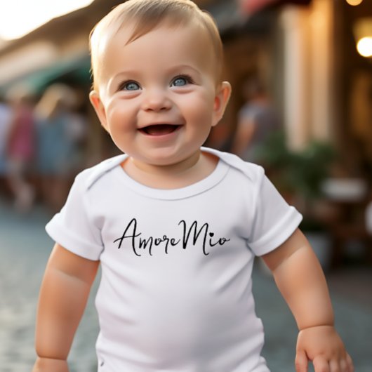 Amore Mio Chic Black Script on White ベビーボディスーツ