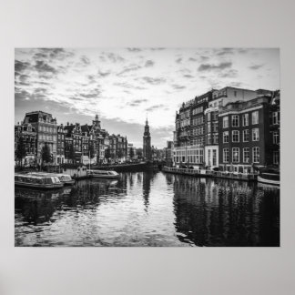 Amsterdam Canal View with Historic Architecture ポスター