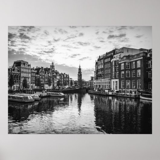 Amsterdam Canal View with Historic Architecture ポスター (正面)