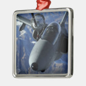 AMXイタリアンはKC-10Aエクステンダーによって給油される メタルオーナメント (左)