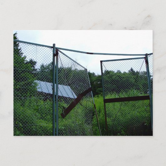 An abandoned house beyond the broken fence. ポストカード (正面)