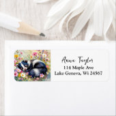 An Adorable Skunk Napping in Flowers ラベル (インサイチュ)