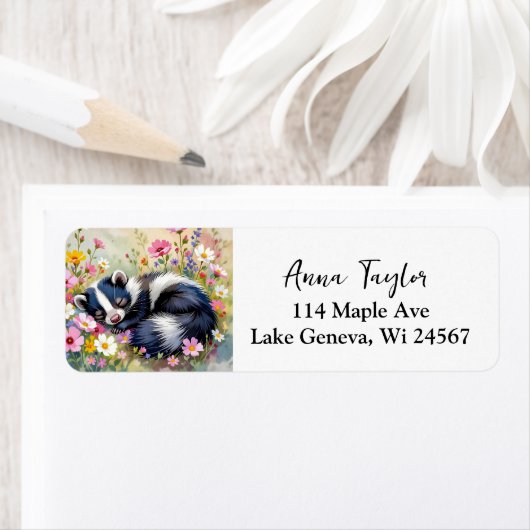 An Adorable Skunk Napping in Flowers   ラベル (インサイチュ)