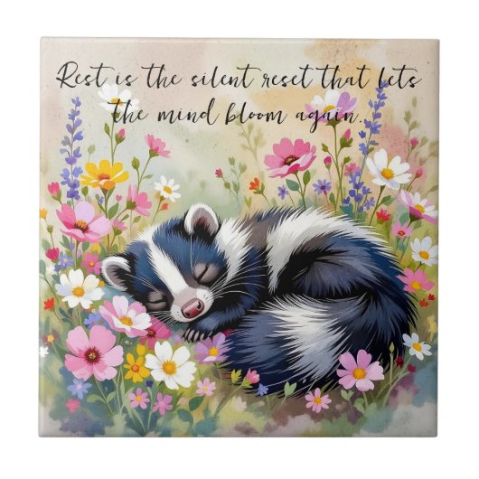 An Adorable Skunk Napping in Flowers and Quote タイル (正面)