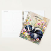 An Adorable Skunk Napping in Flowers Personalized プランナー手帳 (ディスプレー)