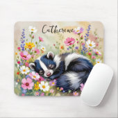 An Adorable Skunk Napping in Flowers Personalized マウスパッド (マウス)