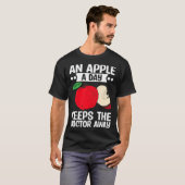An Apple A Day Keeps The Doctor Away Fruit Picker Tシャツ (正面フル)