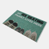 An Ice Skating Family Lives Here ドアマット (アングル)