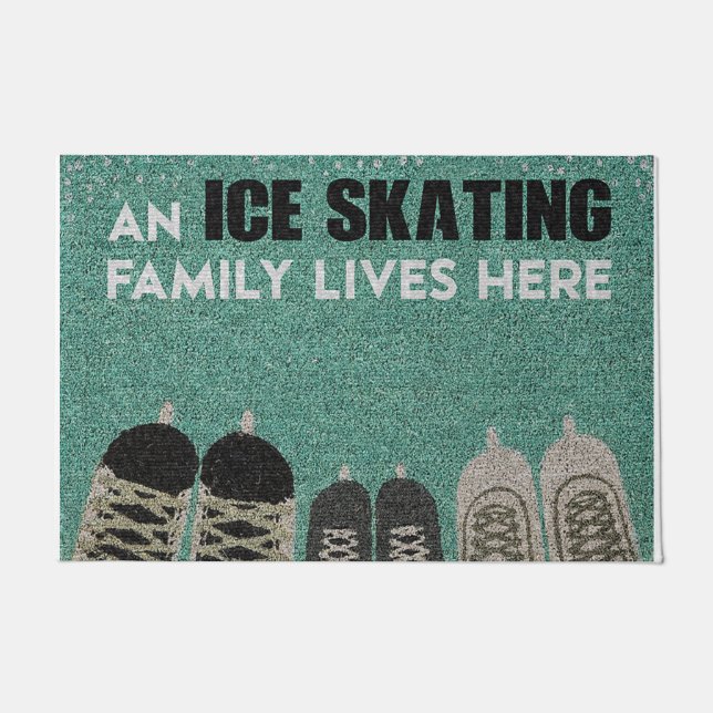 An Ice Skating Family Lives Here ドアマット (正面)