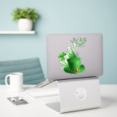 An Irish Touch Leprechaun Clove Hat in Grass シール (デスク上のノートパソコン)