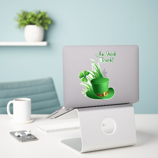 An Irish Touch Leprechaun Clove Hat in Grass シール (デスク上のノートパソコン)