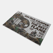 An Old Camper Live Here Doormat, Camping Decor ドアマット (アングル)