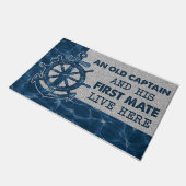 An Old Captain And His First Mate Live Here ドアマット (アングル)