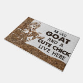 An Old Goat And A Cute Chick Live Here ドアマット (アングル)