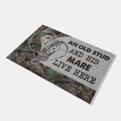 An Old Stud And His Mare Live Here ドアマット (アングル)