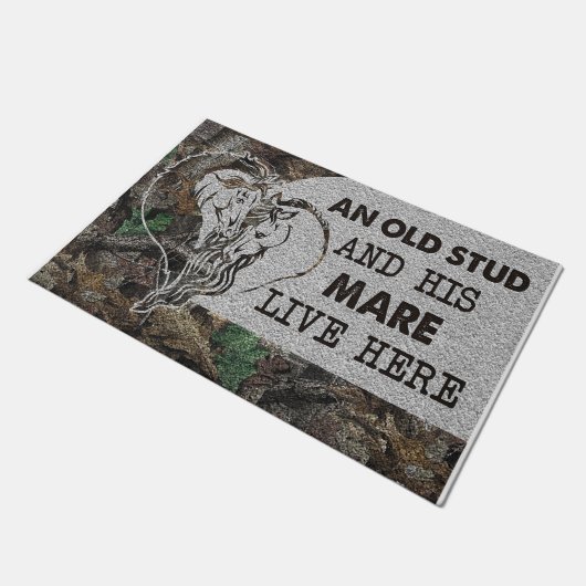 An Old Stud And His Mare Live Here ドアマット (アングル)