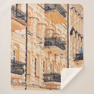 An old yellow house with wrought-iron balconies. f シェルパブランケット