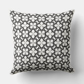 Andalusian Quatrefoil Geometric Throw Pillow  クッション (裏面)