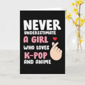 Anime & K-ポップ・アートの引用文：女の子を過小評価しない カード (黄色い花)