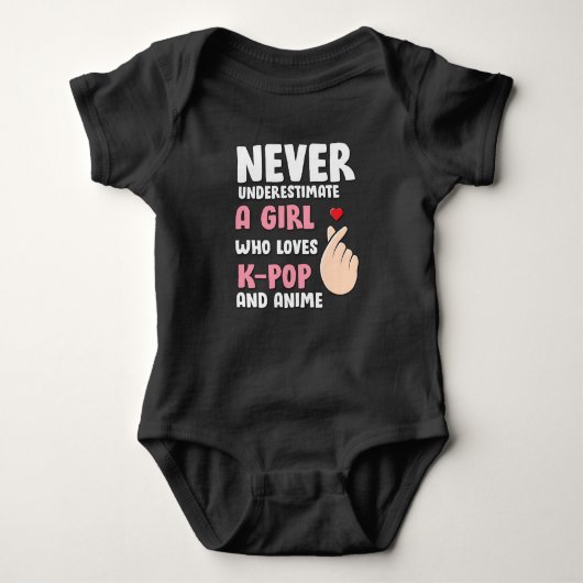 Anime & K-ポップ・アートの引用文：女の子を過小評価しない ベビーボディスーツ (正面)
