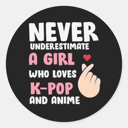 Anime & K-pop Quotes : Never Underestimate a Girl ラウンドシール (正面)