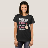 Anime & K-pop Quotes : Never Underestimate a Girl Tシャツ (正面フル)