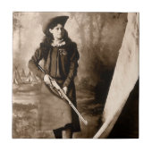 Annie Oakley恋しく思とGun、ヴィンテージ写真ポートレート タイル (正面)