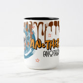 Another Day Another Decaf – Skull Clock Coffee ツートーンマグカップ (中央)