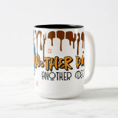 Another Day Another Decay – Skull Clock Halloween ツートーンマグカップ (正面右)