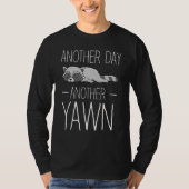 Another Day Another Yawn Student Sleep Raccoon Cof Tシャツ (正面)