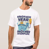 Another Year Another Adventure Funny Dinosaur Tシャツ (正面)