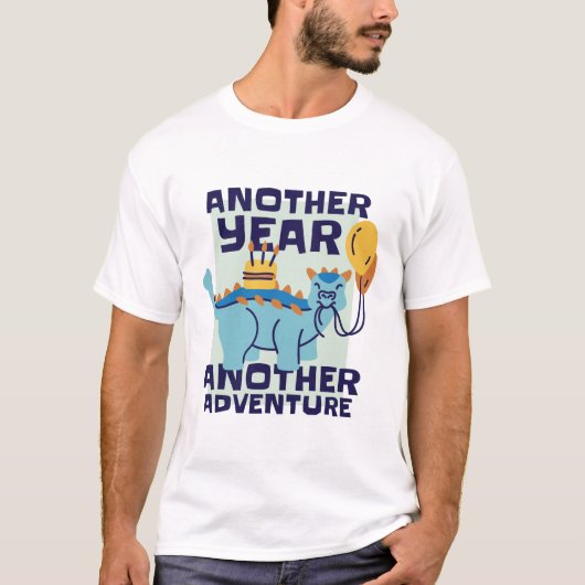 Another Year Another Adventure Funny Dinosaur Tシャツ (正面)