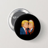 Anti-donald Trump Kissing Mirror - Narcissism Sati 缶バッジ (正面&裏面)