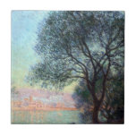 Antibes in the Morning by Claude Monet タイル<br><div class="desc">クロード・モネのAntibes in the Morning (1888)は、フランスのリビエラの木々と海を通してAntibesの景色を見せ素晴らした絵画、ヴィンテージの印象派の芸術シースケープの作品でフランスのす地中海の。アーティストについて：クロード・モネ(1840-1926)は印象派の運動の創始者であフランスのり絵画、その絵画の大部分は「空中に浮かぶ」（野外に浮かぶ）スタイル印象派の風景である。</div>