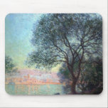 Antibes in the Morning by Claude Monet マウスパッド<br><div class="desc">クロード・モネのAntibes in the Morning (1888)は、フランスのリビエラの木々と海を通してAntibesの景色を見せ素晴らした絵画、ヴィンテージの印象派の芸術シースケープの作品でフランスのす地中海の。アーティストについて：クロード・モネ(1840-1926)は印象派の運動の創始者であフランスのり絵画、その絵画の大部分は「空中に浮かぶ」（野外に浮かぶ）スタイル印象派の風景である。</div>