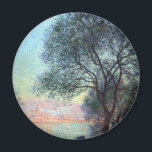 Antibes in the Morning by Claude Monet マグネット<br><div class="desc">クロード・モネのAntibes in the Morning (1888)は、フランスのリビエラの木々と海を通してAntibesの景色を見せ素晴らした絵画、ヴィンテージの印象派の芸術シースケープの作品でフランスのす地中海の。アーティストについて：クロード・モネ(1840-1926)は印象派の運動の創始者であフランスのり絵画、その絵画の大部分は「空中に浮かぶ」（野外に浮かぶ）スタイル印象派の風景である。</div>